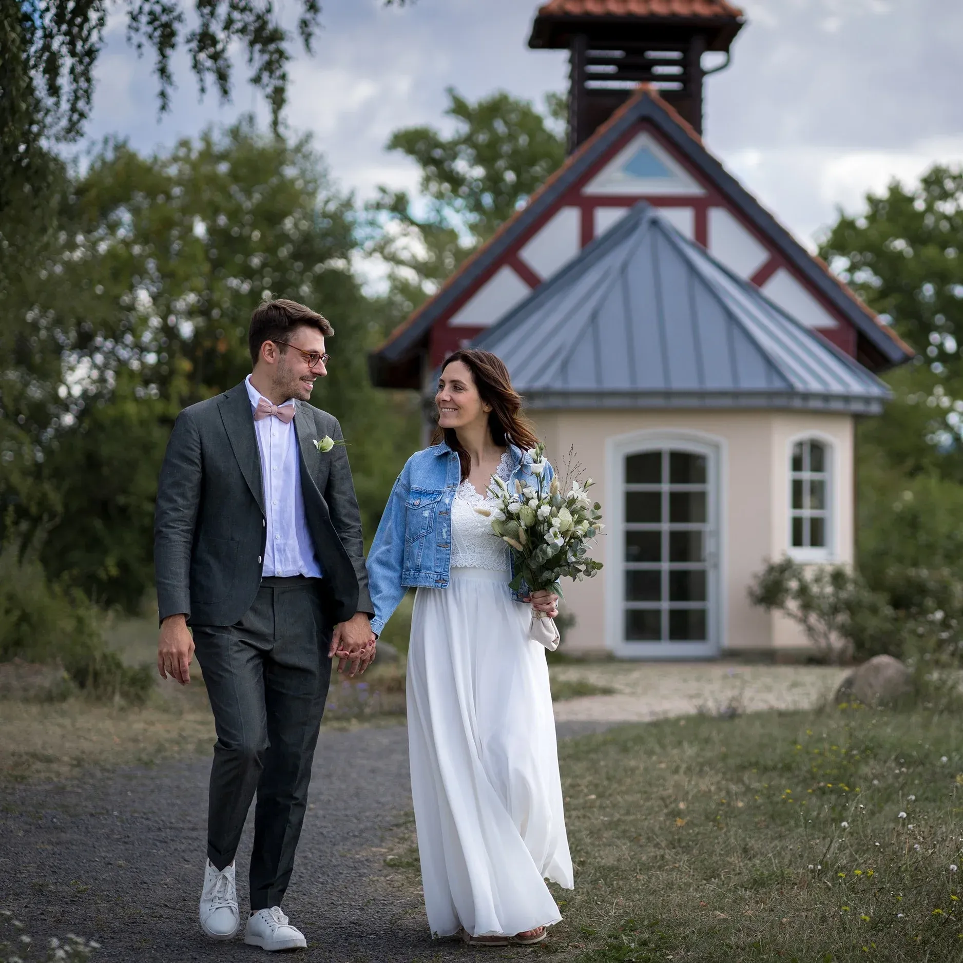 Brautpaar vor Kapelle – Fotograf Braunschweig Alex Kunze